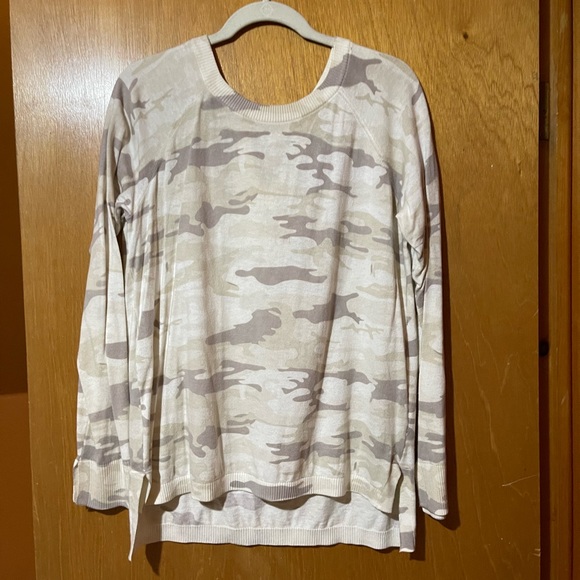 Sanctuary Tie Back Camo Sweater - Picture 4 of 4